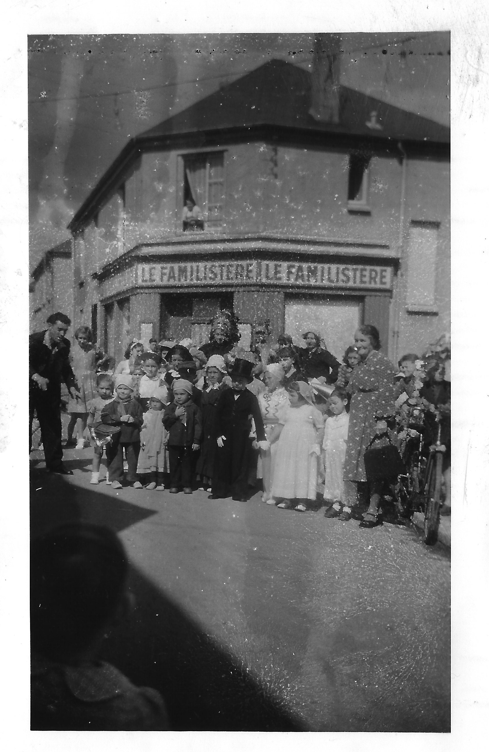 Les enfants déguisés devant le Familistère - Photo Lydie Gascoin