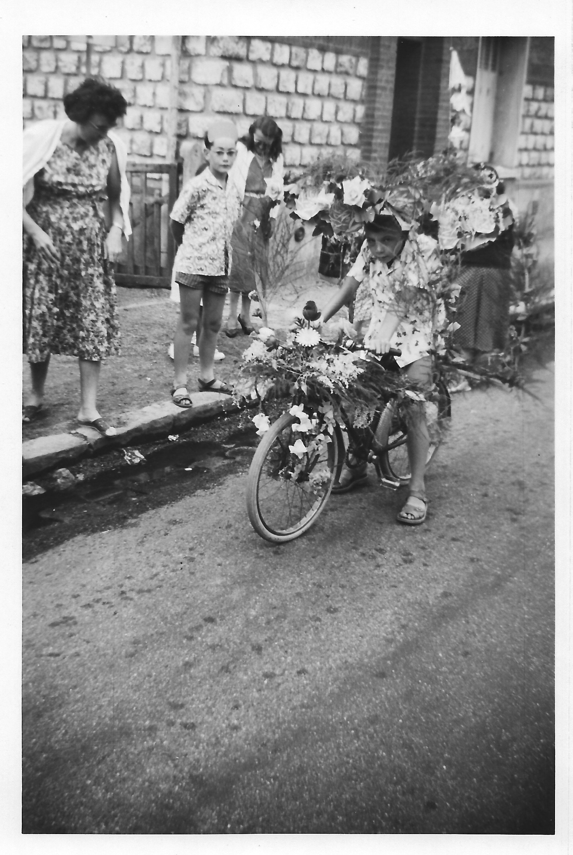 Un participant du concours de vélos fleuris - Photo Lydie Gascoin